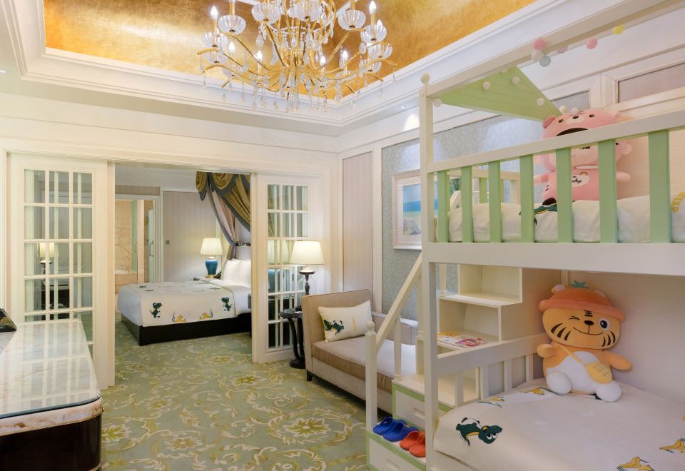 InterContinental Chengdu Global CenterFamily Room - Courtyard-View