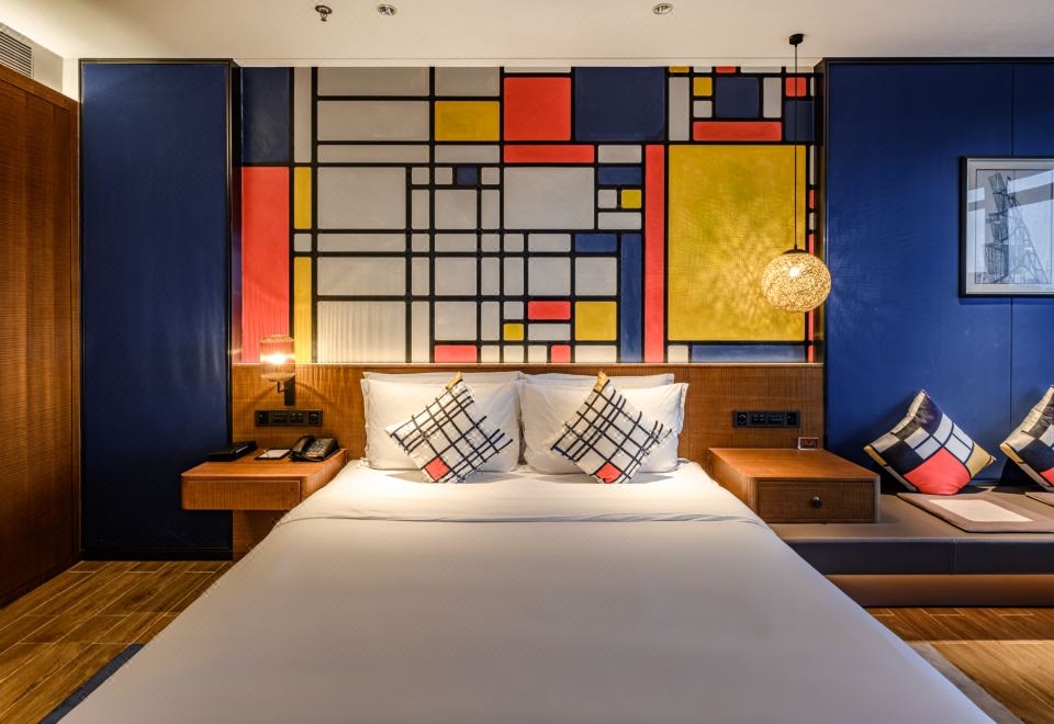 豪华艺术湖景大床房（艺术主题+全景落地窗）