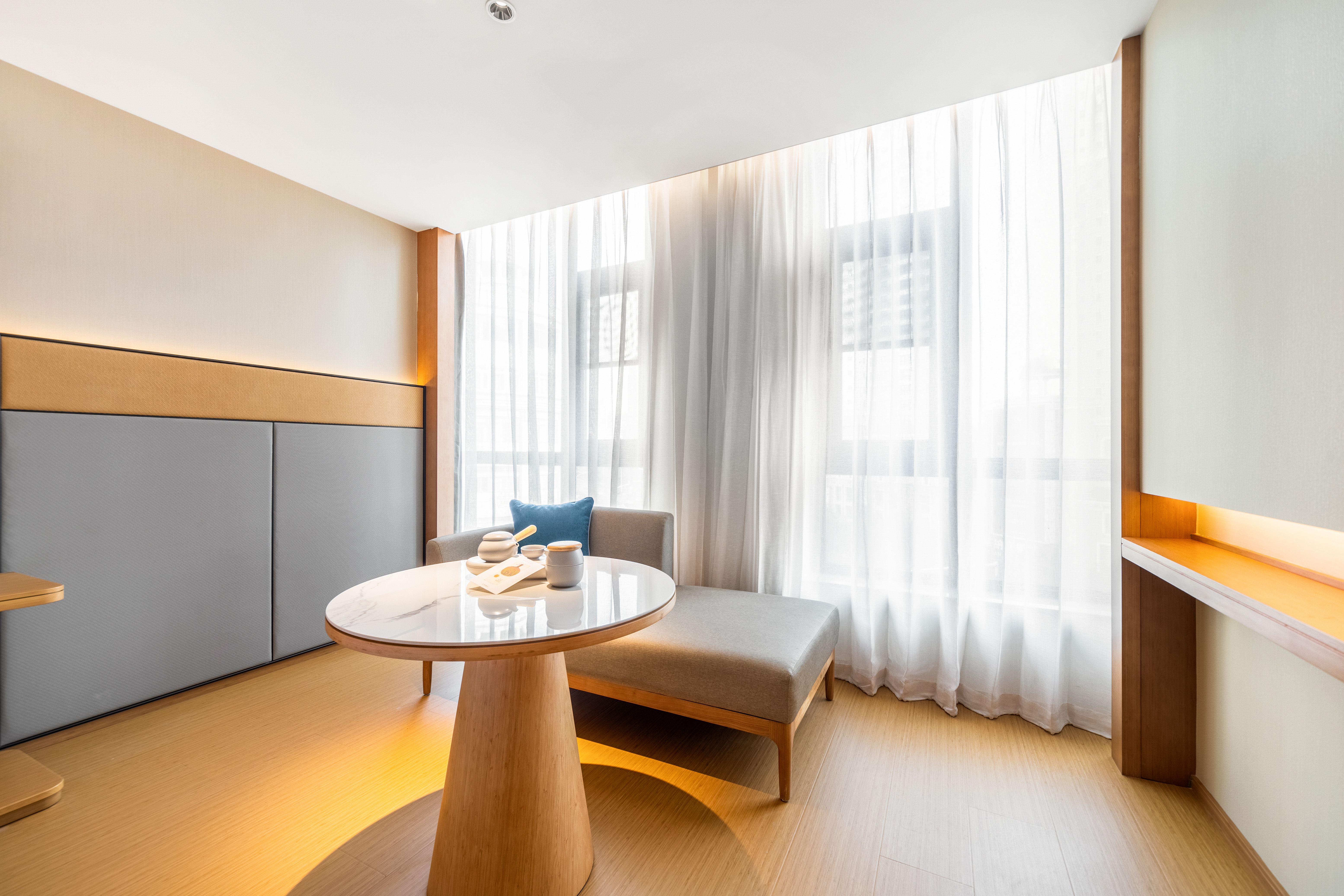 尊享大床房（加湿器+65寸投屏电视+小冰箱+麪包枕）