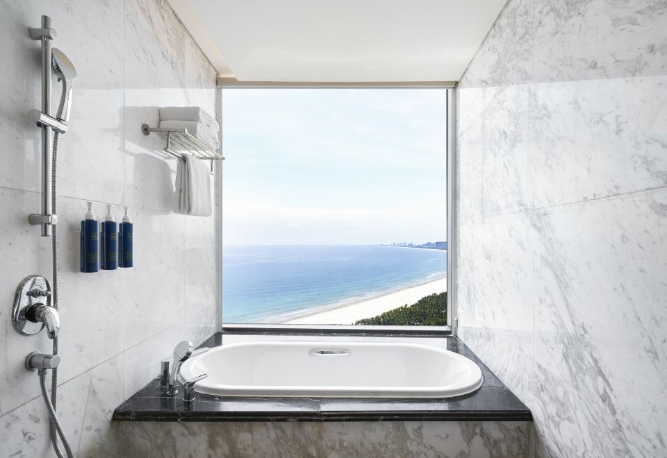 Four Points by Sheraton DanangPanoramic 1-Bedroom Corner Suite, Ocean View, High Floor, Balcony, Bathtub