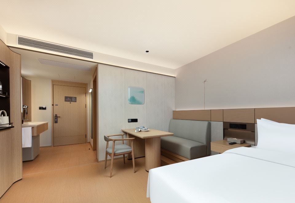 商务大床房（智能客控+商务茶桌+小冰箱）