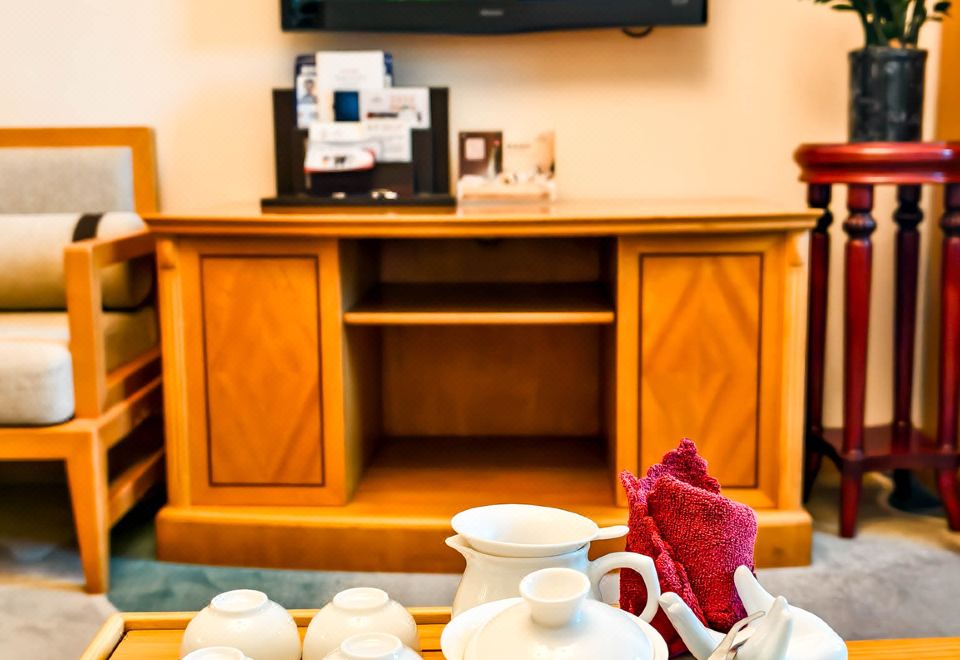 歡聚家庭房（卡通布置+沙發茶幾+浴缸+小冰箱）