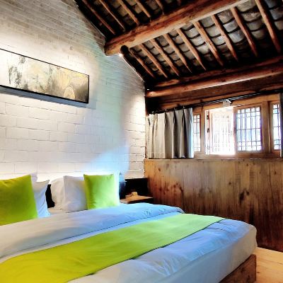 華首雅緻大床房【地暖，加温器，浴缸】 雞足山瓦築·國子監精品民宿優惠