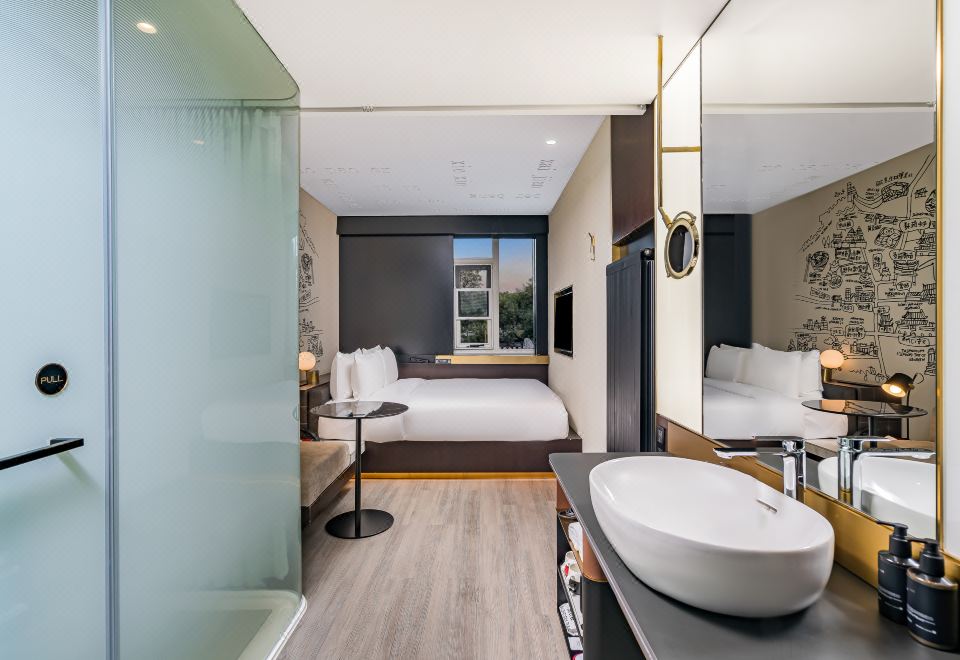 CitiGO Hotel Nanluoguxiang BeijingHuange Queen Bed Room (Fridge)