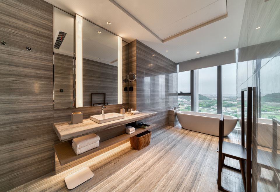 Courtyard By Marriott Hangzhou XihuExecutive Suite