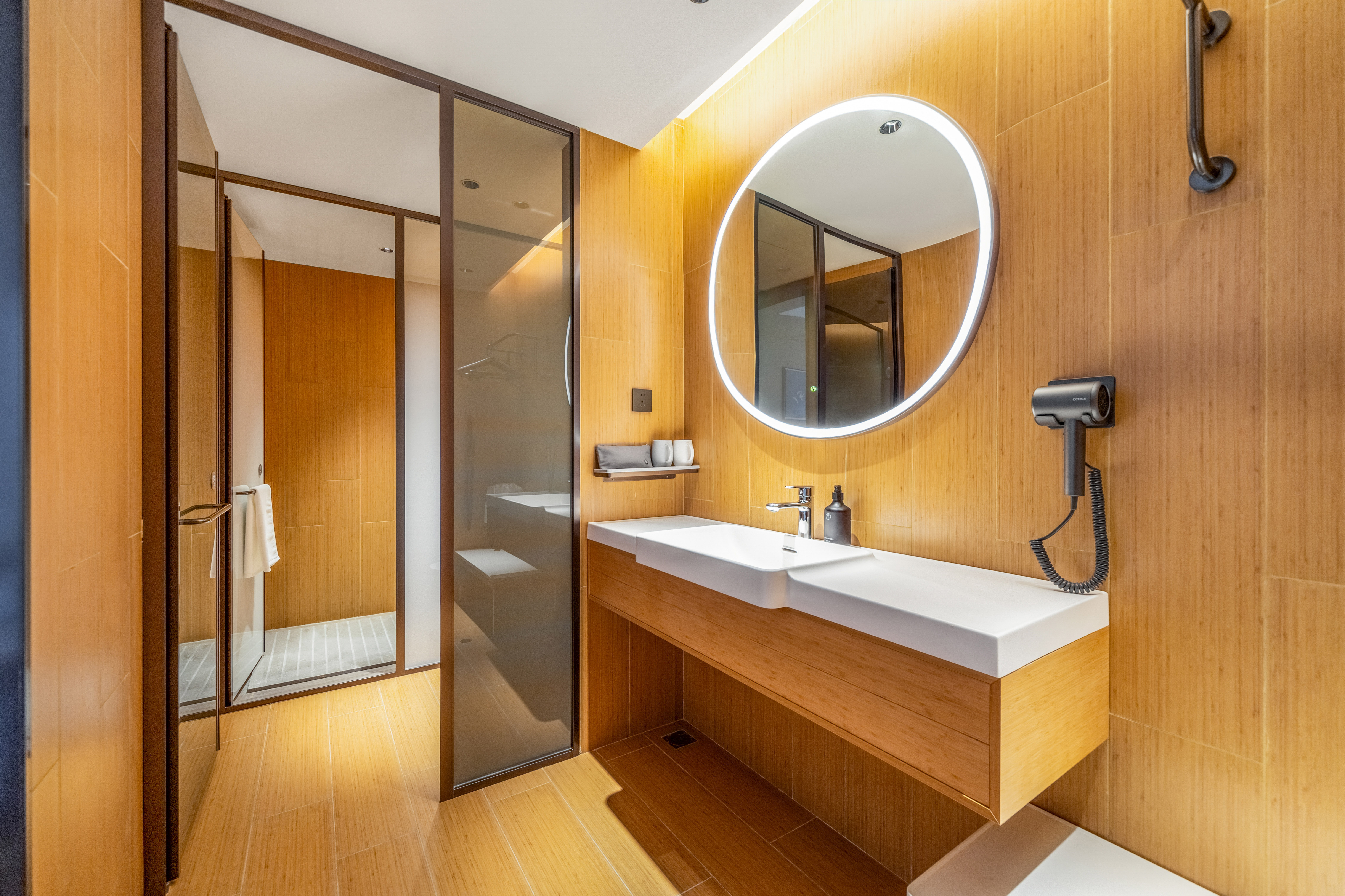 高级大床房（加湿器+65寸投屏电视+小冰箱+深睡枕）