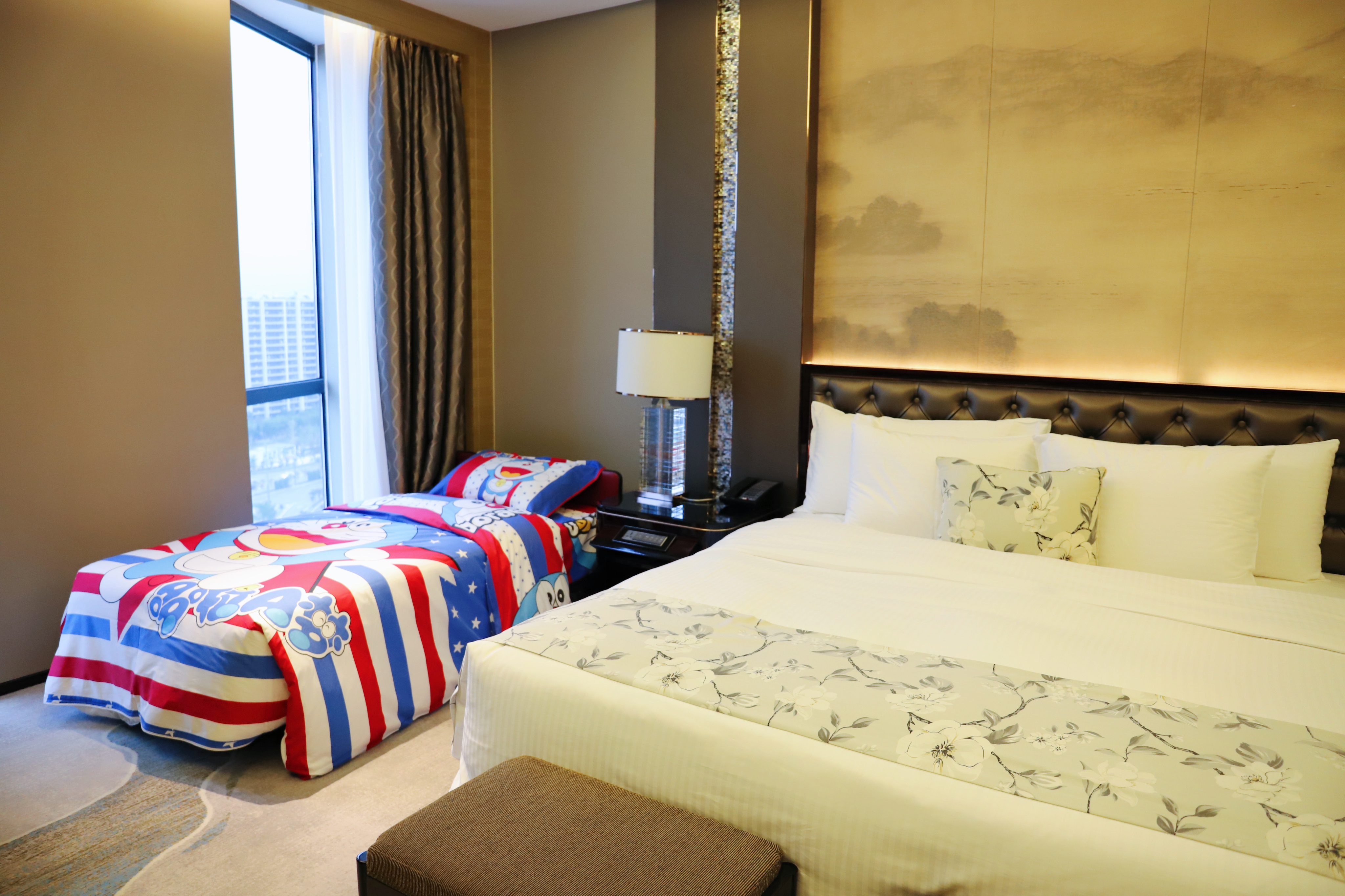 家庭亲子套房+宽敞客厅+卡通床品+小童用品