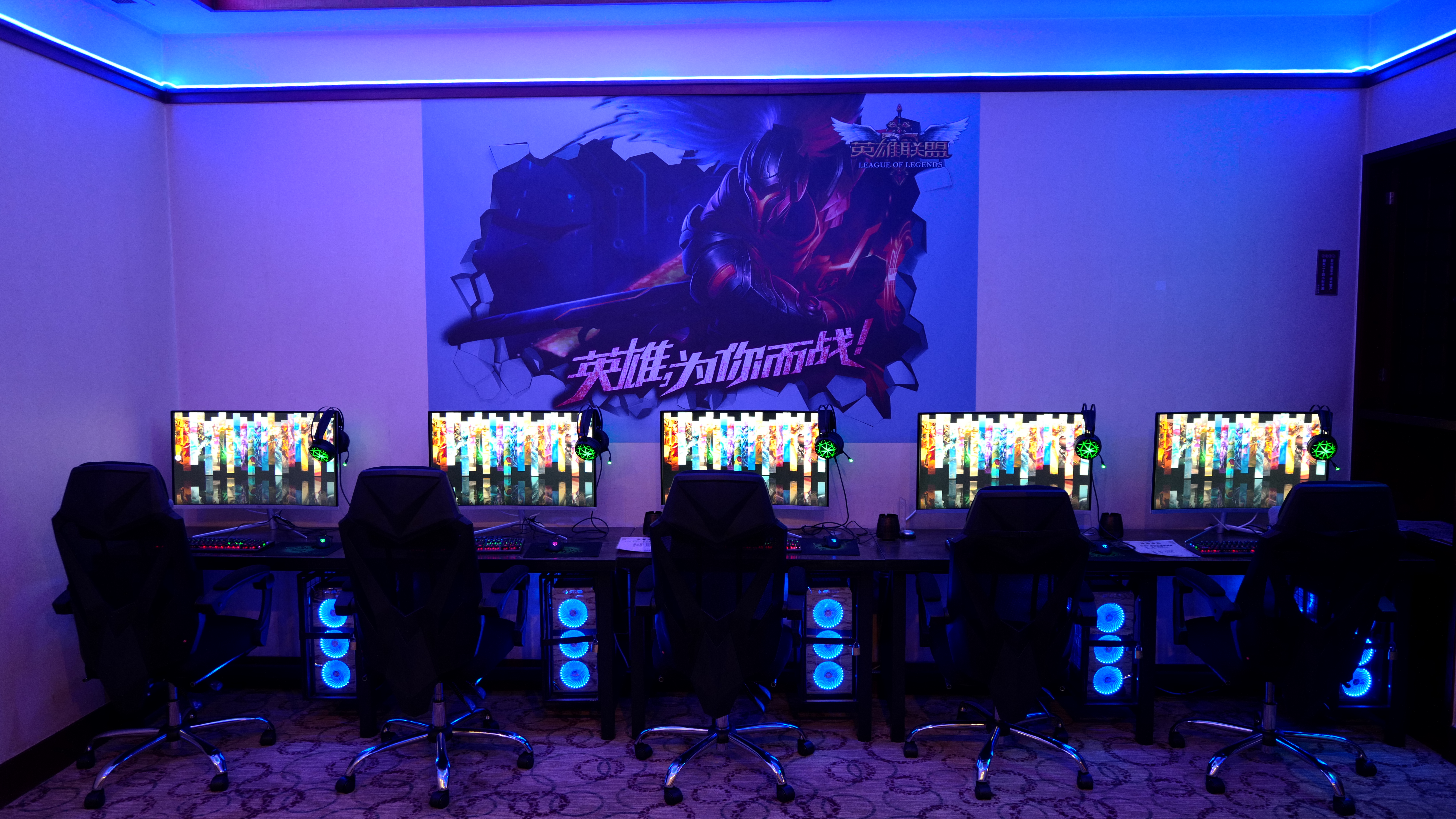 电竞大床房[13400F+32G显卡5060+27寸屏320HZ机械键盘