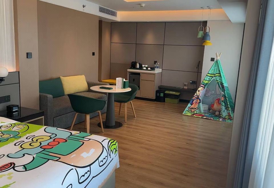 Holiday Inn Shanghai Nanjing Road1 King Bed Suite Kids Theme