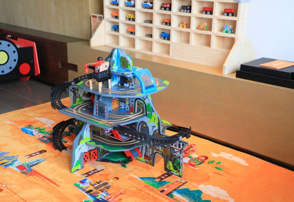 丝绸之路主题湖景亲子房