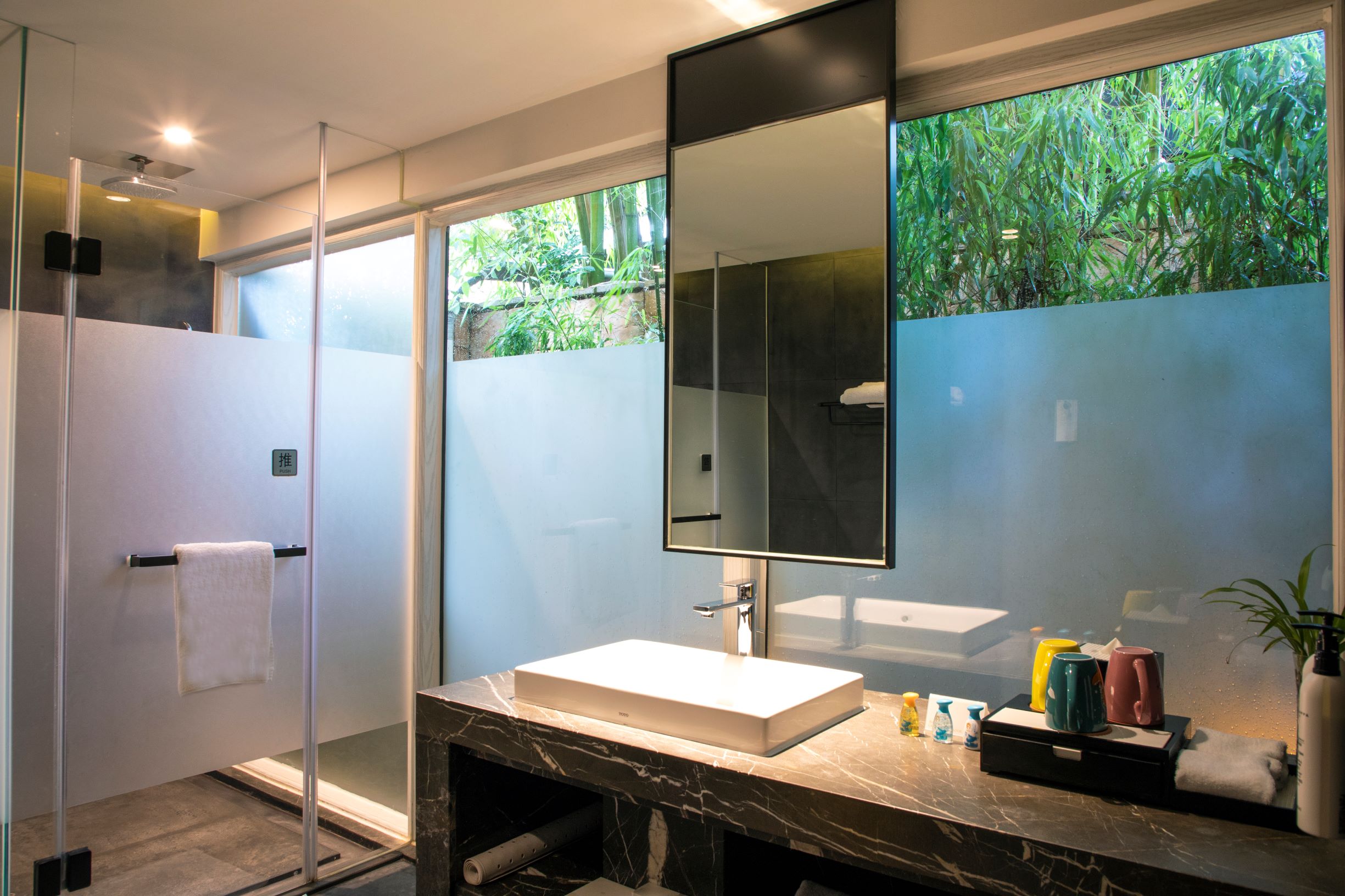 湖畔泡池亲子房（户外泡池+小童玩具）