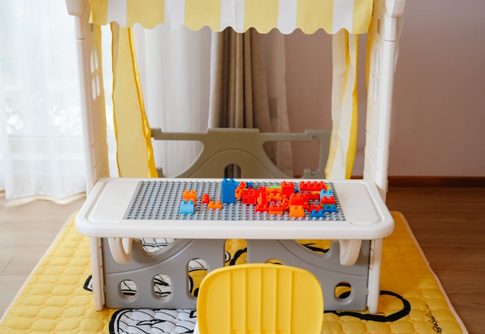 複式雙卧親子別墅（小黃鴨）|落地窗庭院近景+獨立客廳