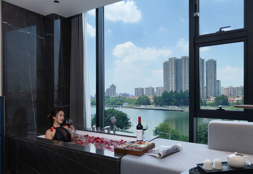 豪华江景大床房（江景浴缸+窗外美景+Mini Bar）