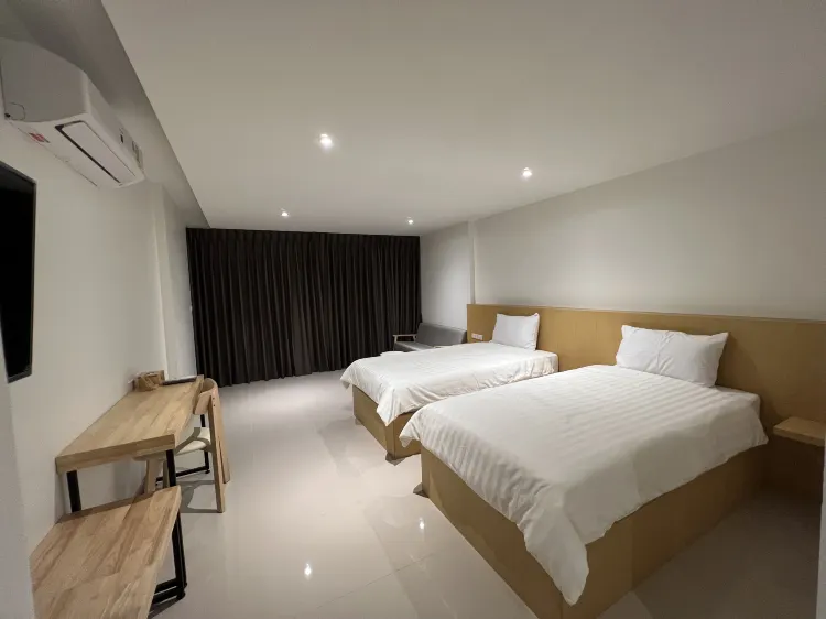 ห้องดีลักซ์ เตียงแฝด พร้อมระเบียง