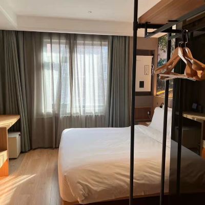 精緻新氧大床房（智能客控+朗樂福床墊+手機投屏） 秋果酒店（北京朝陽門國貿三里屯店）優惠