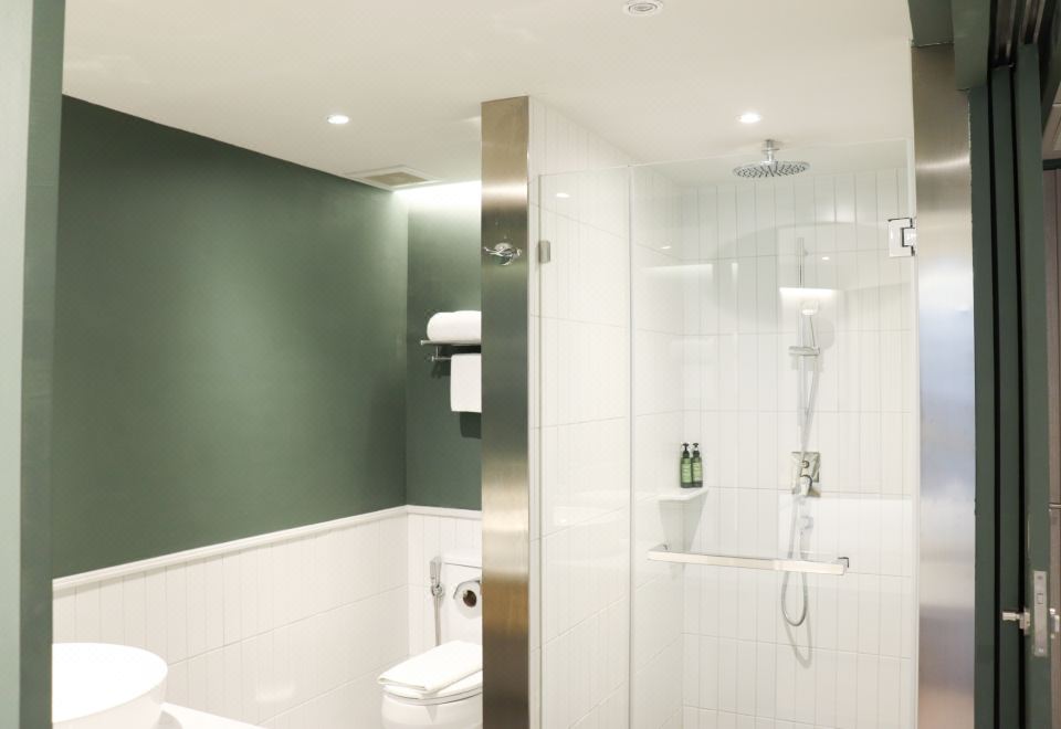 高级游泳池景特大床房（带阳台）