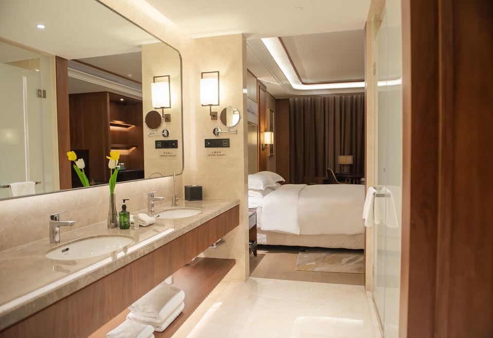 豪华大床房【高楼层落地窗】