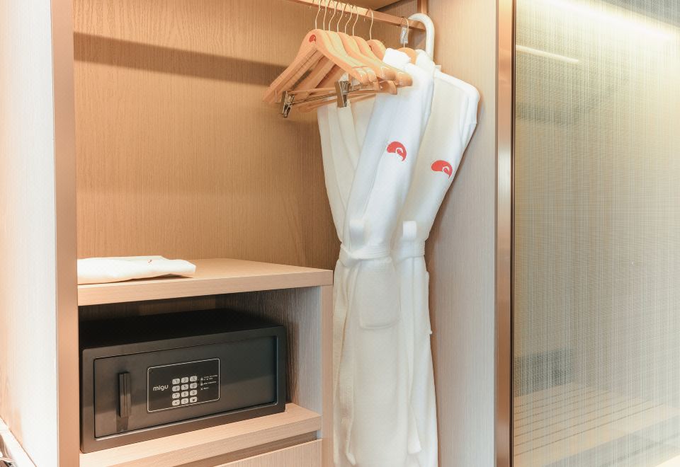 White Swan Hotel ZhanjiangSuperior 2-bed Room