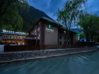 Rezen Retreat · Four Seasons Manju Hotel (Jiuzhaigou Tourist Center) Hotel di Jiuzhaigou