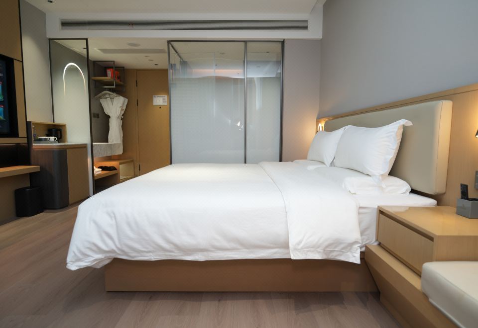 悅奢大床房︱記憶床墊︱全屋聲控︱記憶枕︱智能投屏