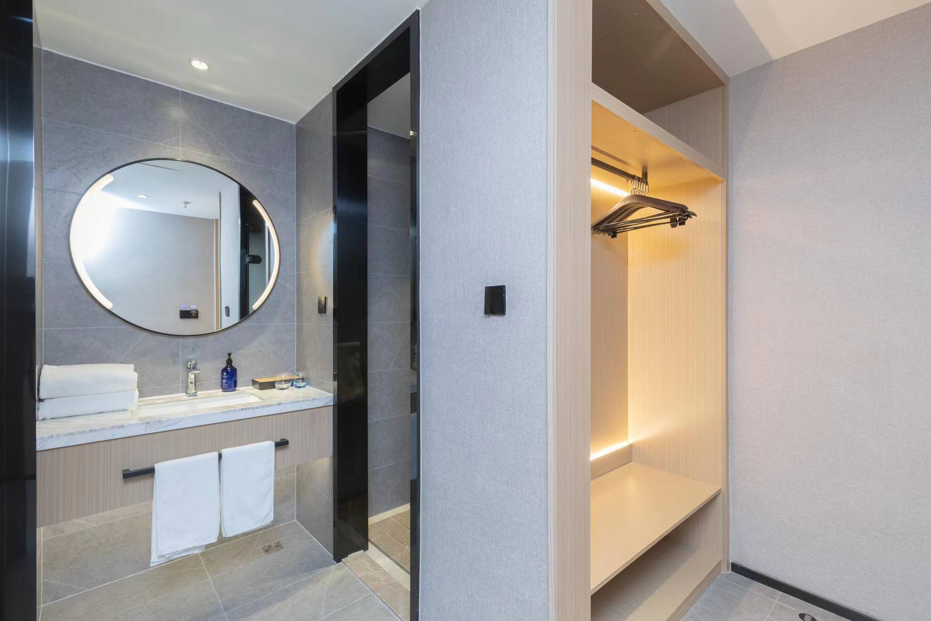 高级大床房（可投屏55寸电视+喜临门床垫+自助洗衣）