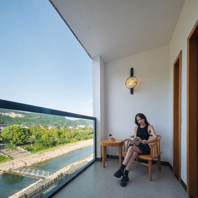 Sunny·曼居河景大床房 丨陽台遠眺+深泡浴缸+床前椅 曼緣度假飯店（張家界國家森林公園標誌門店）優惠