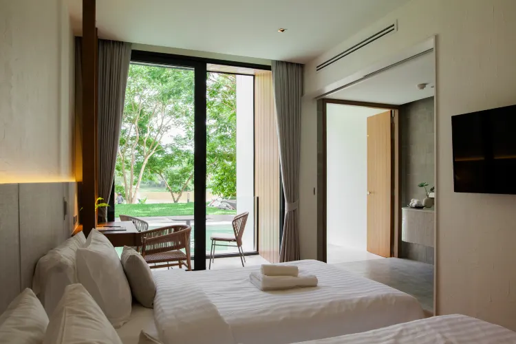 ห้องดีลักซ์เตียงแฝด เชื่อมกับสระว่ายน้ำ