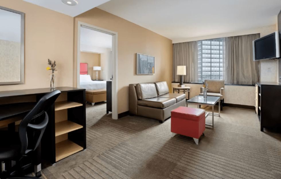 1 张特大床 1 张双人床套房 带梳化床