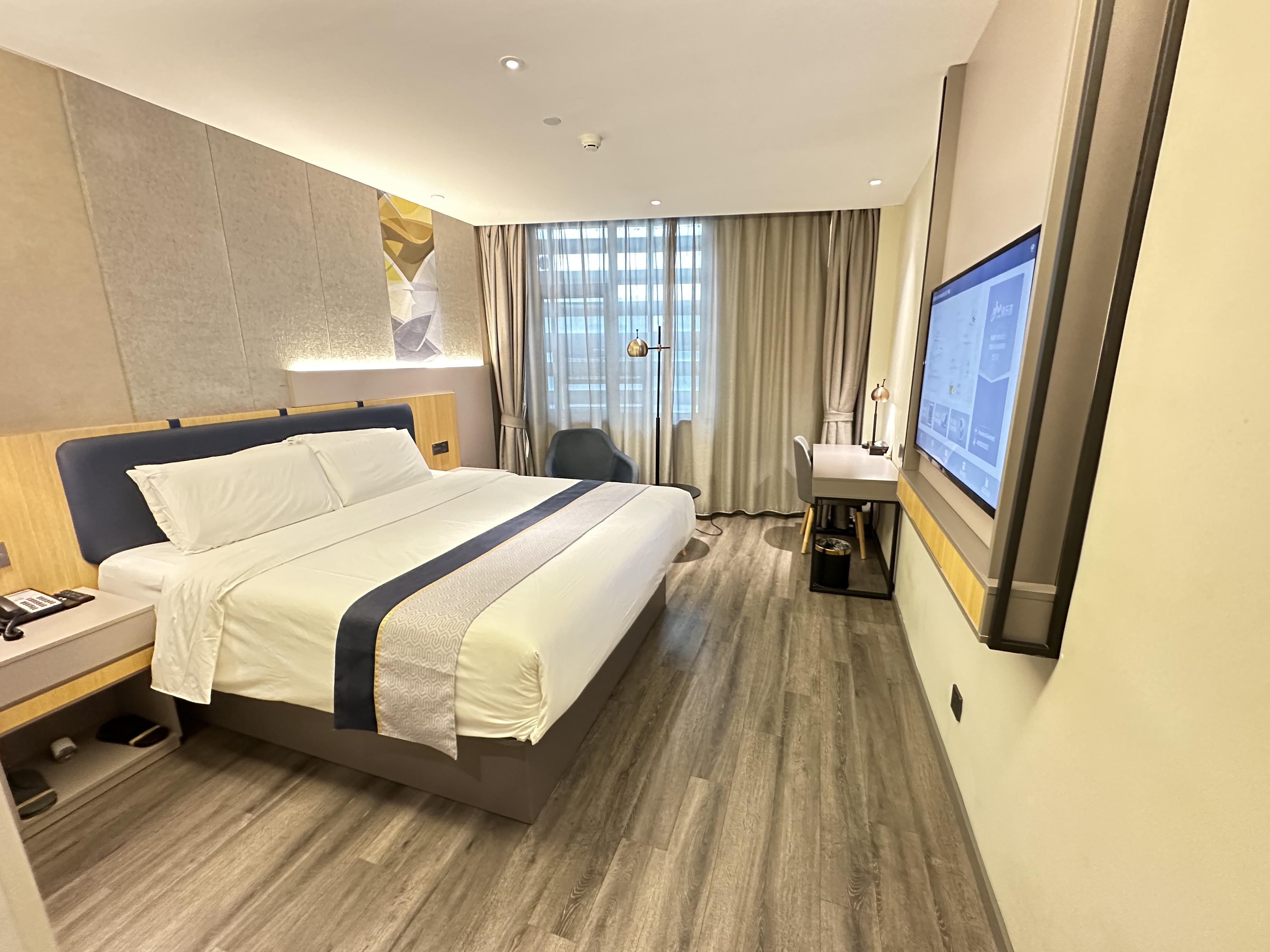 高级大床房（市政地暖开放+电视投屏+梦百合0压枕）