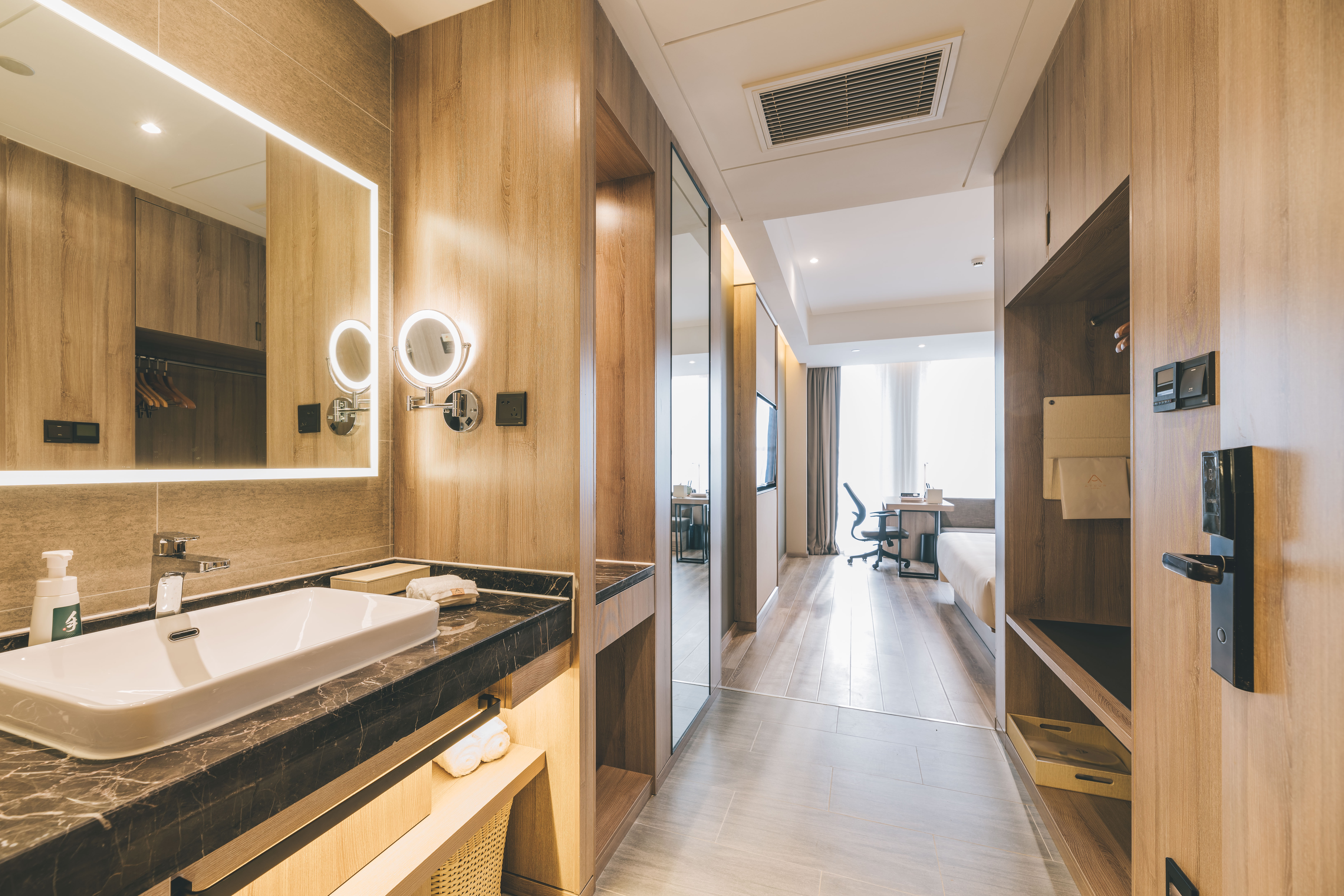 行政大床房（小冰箱+电视投屏）