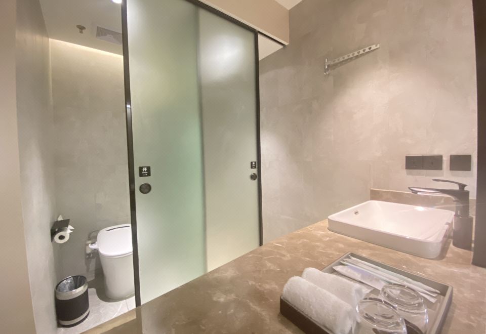 輕居大床房（百寸巨幕影院+智能電動馬桶）