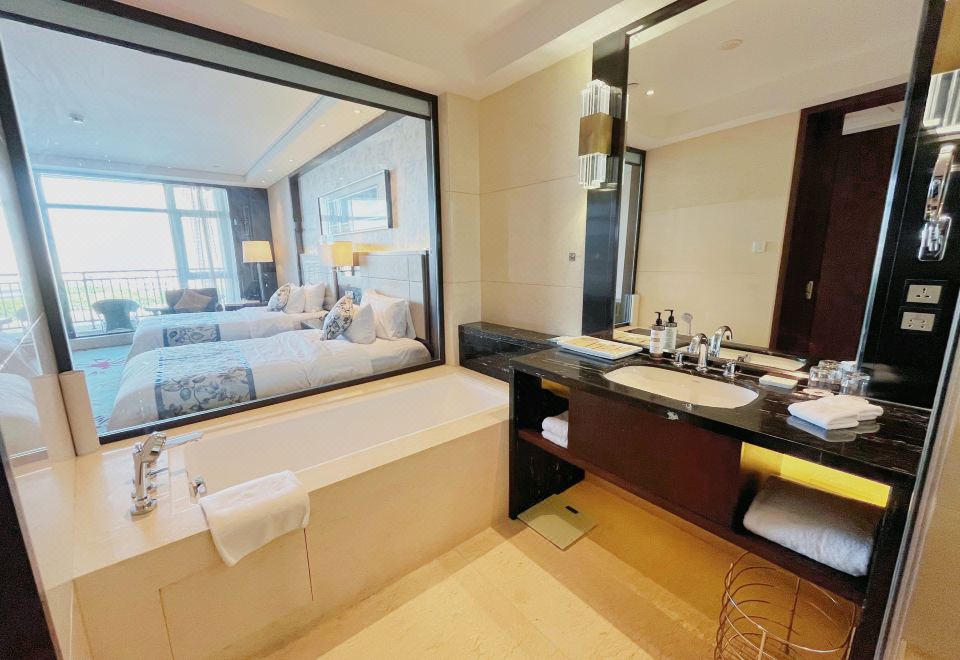 Deluxe Room - Lake-View (2 Beds) (Balcony)