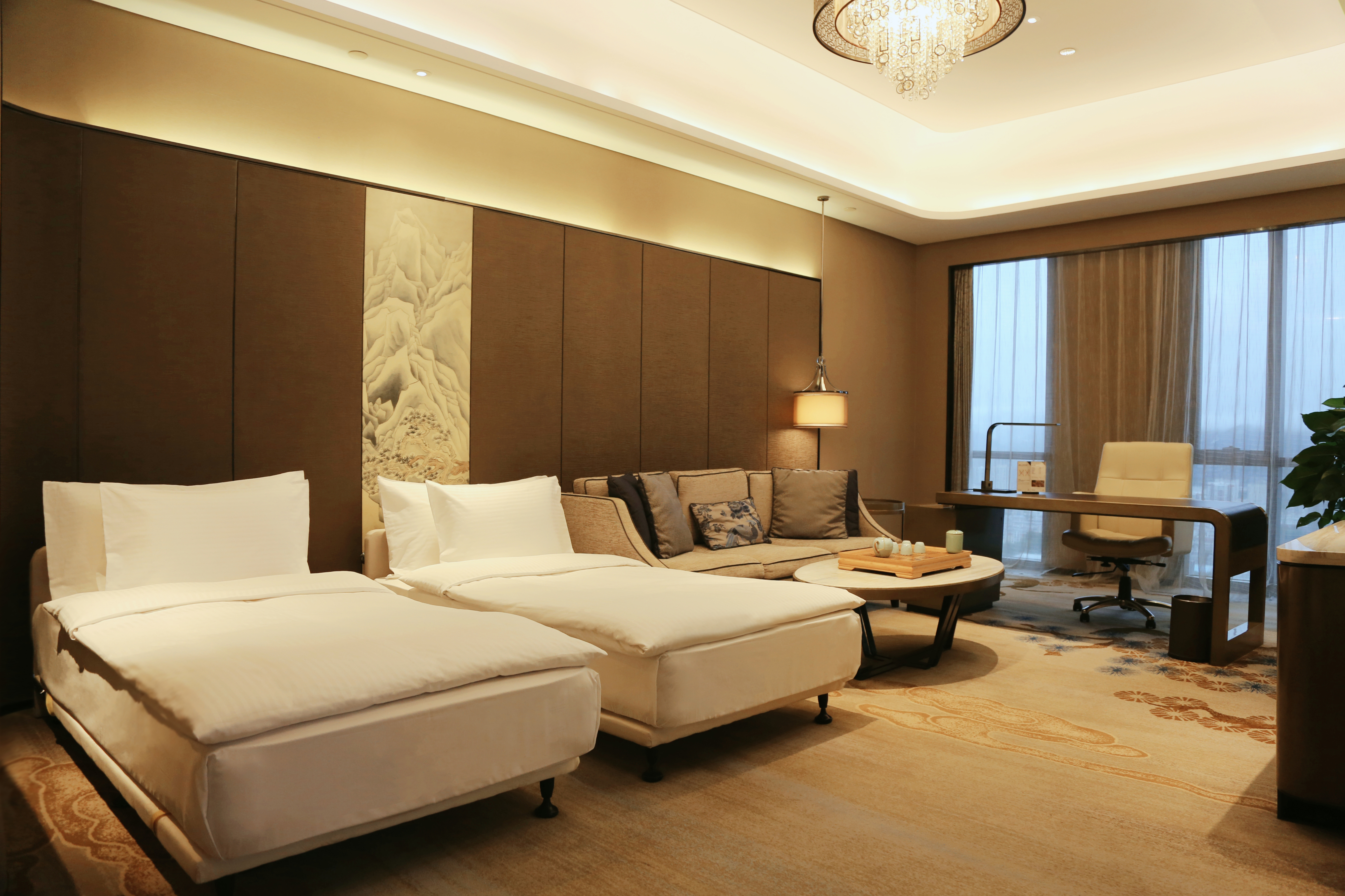 家庭套房（三張床+直麪泰山+空間寬敞）