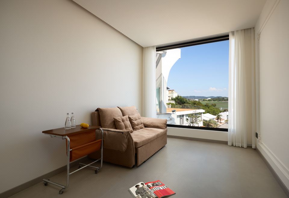 Hong Boutique HostelCLUB401 Lake View Double Bed Room With Bath, Smart Home, And Large Terrace (One-Bedroom, One-Living Room)