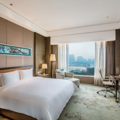 湖畔舒享高級湖景大床房—縱覽百家湖風光·享放鬆體驗 南京銀城皇冠假日飯店優惠