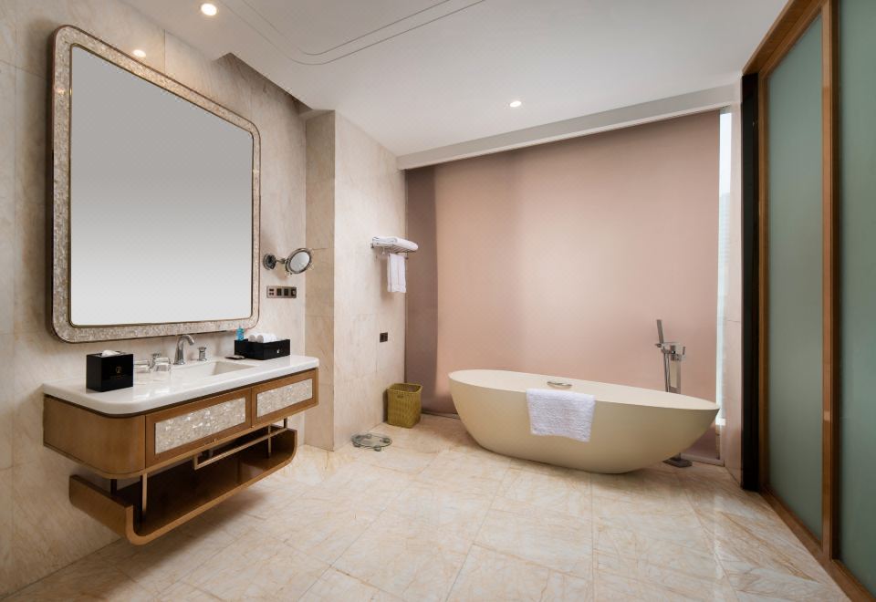 尊尚豪華大床房-全景落地窗-超大浴室-深泡浴缸