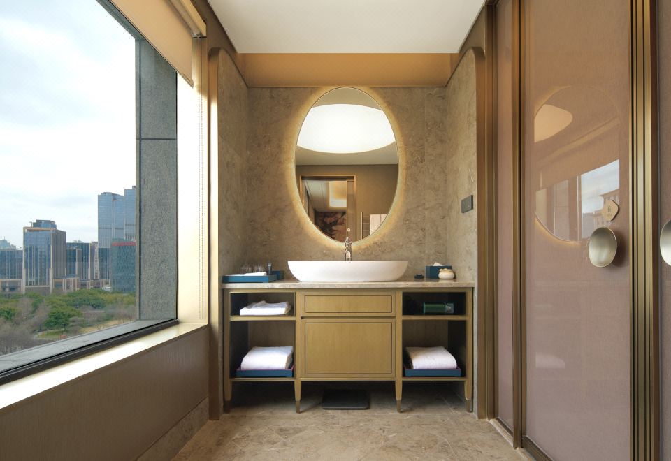 Blossom House Shanghai On The BundDeluxe City View Queen Room