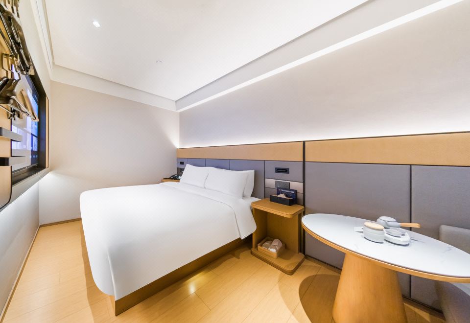 大床房内景窗（65寸智能可投屏电视+小冰箱）