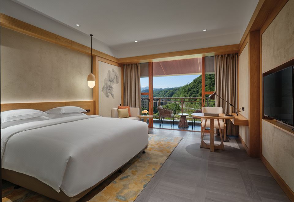 CROWNE PLAZA SHENNONGJIAKing Bed Standard Garden View Lounge Access