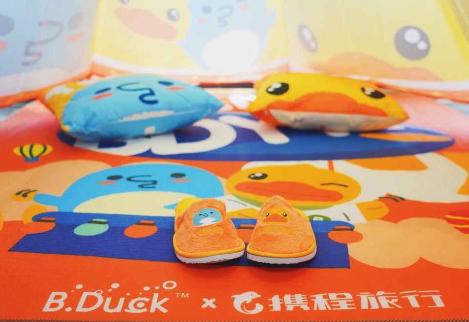 B.Duck小黄鸭主题房（手机投屏+小冰箱）