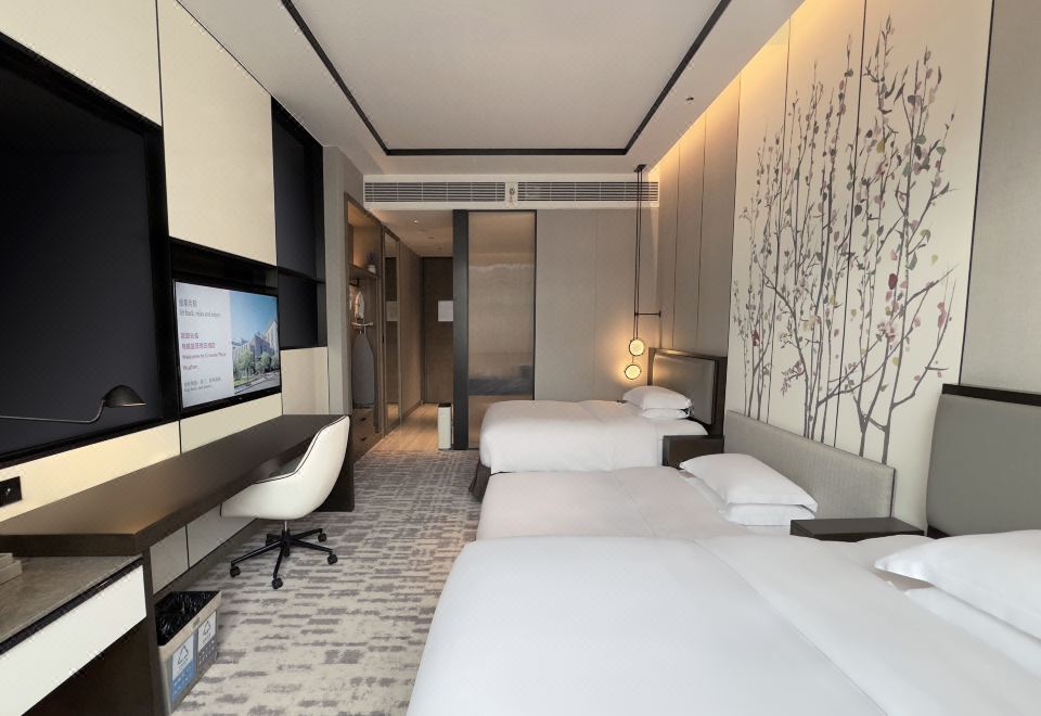 皇冠家庭三床房（梳化床）