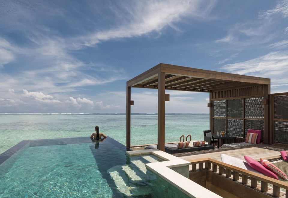 2晚日出泳池沙滩小屋+2晚日落水上泳池别墅