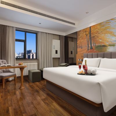 展會商務大床房（明亮外窗+商務辦公桌+小冰箱） 秋果飯店（北京新國展首都機場店）優惠