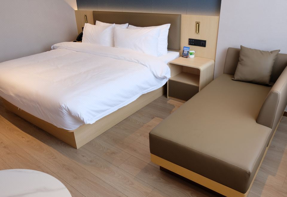 悦景大床房【全景大窗+智能客控＋小冰箱+零压床垫】