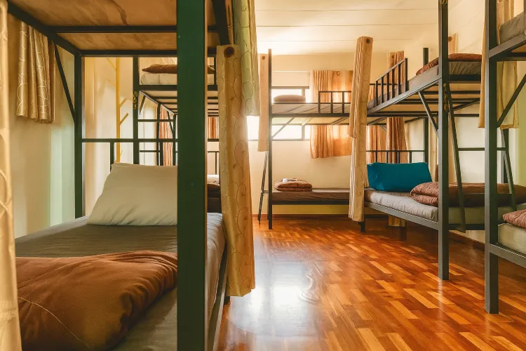 เตียงเดี่ยวในห้องพักรวมชายหญิงราคาประหยัด