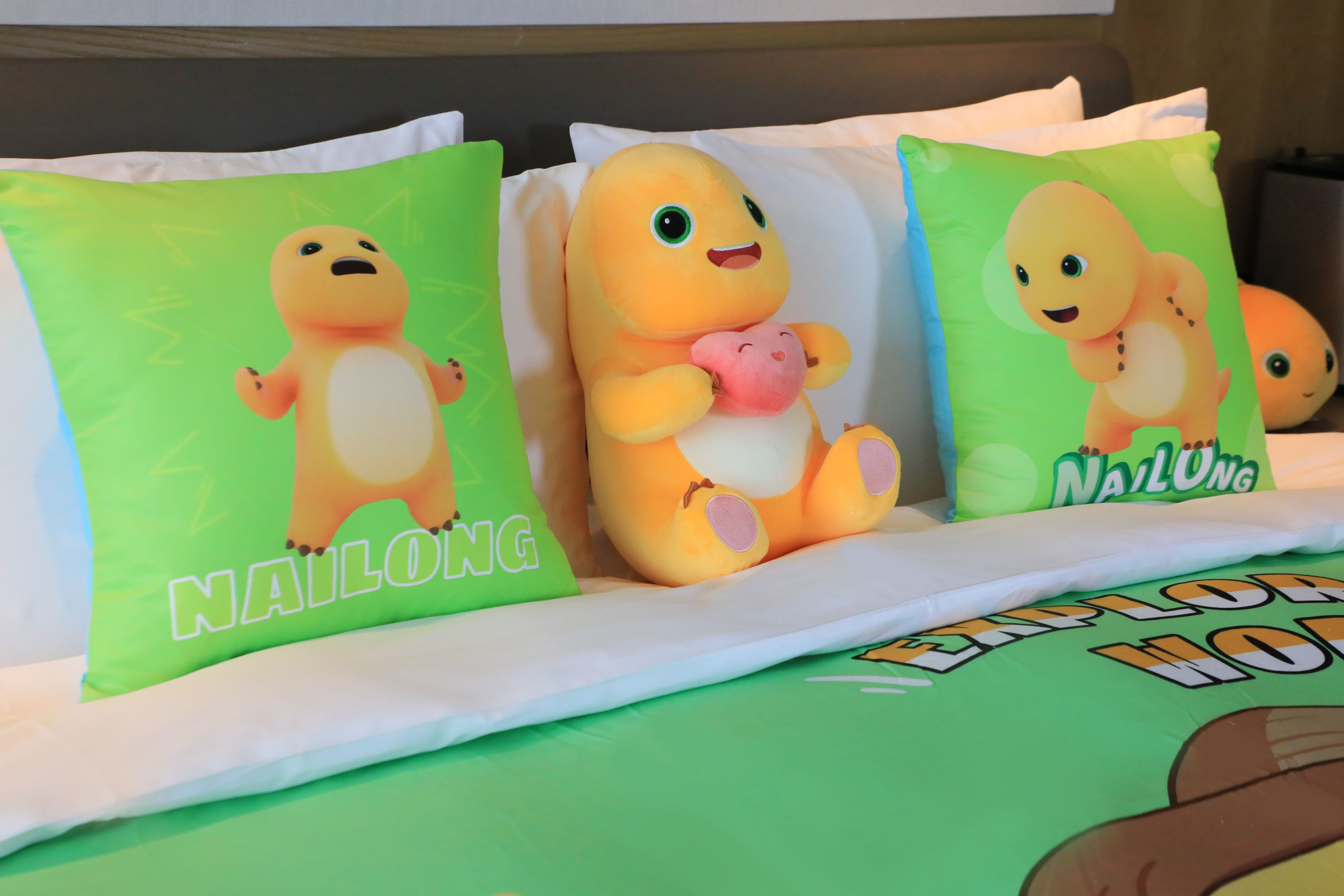 奶龙-探索世界主题湖景亲子房