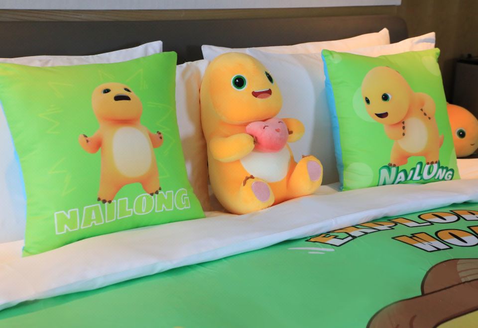 奶龙-探索世界主题湖景亲子房