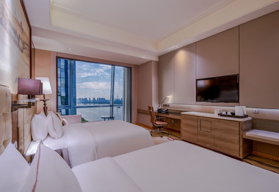 行政高樓層側江景雙床房 「兩岸燈火，瞰90度臨江璀璨」