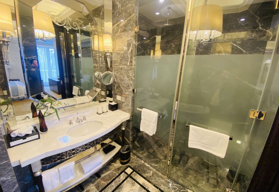 加床园景家庭阳台套房