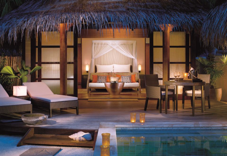 带泳池的日落海滩别墅